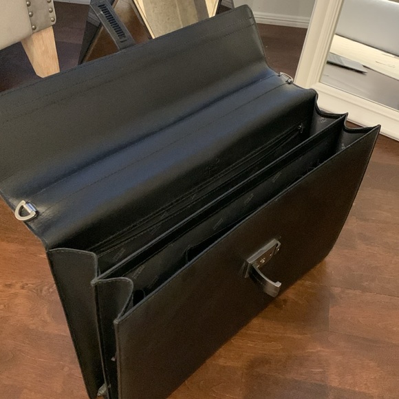 Montblanc leather briefcase with silver clasp and pockets inside - Picture 6 of 10